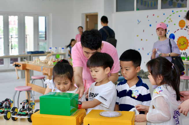 启诚巴蜀小学迎来校园开放日 学生体验“一人一课表”