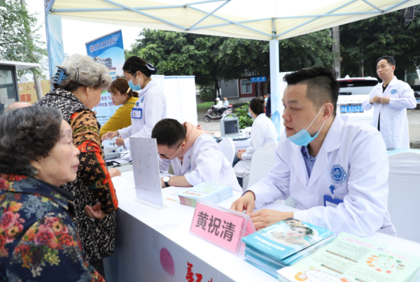 成都西部甲状  腺医院特聘首都医科大学附属北京地坛医院赵文鹏博士后为特邀会诊专家