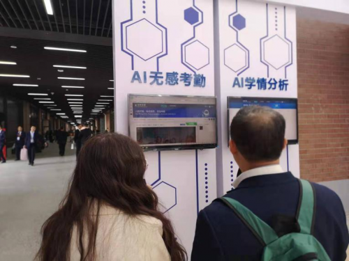 ​飞利浦显示器亮相第77届中国教育装备展，引领教育装备风向标
