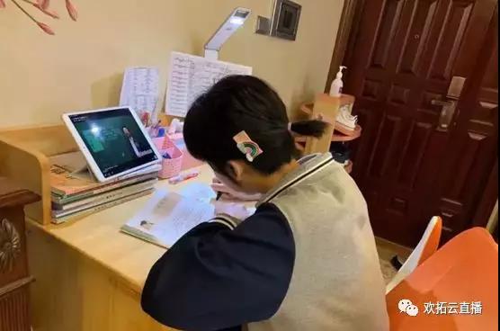 公立学校迈出了可能改变教育体制的第一步