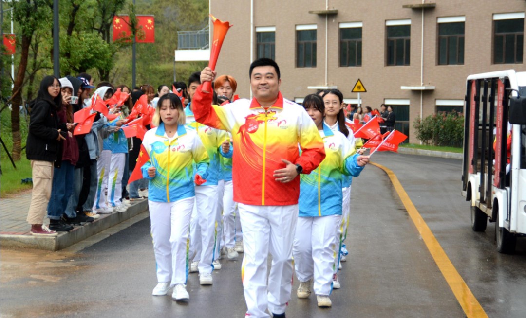 景德镇陶瓷大学110周年窑火传递，“传陶业圣火,庆百十华诞”