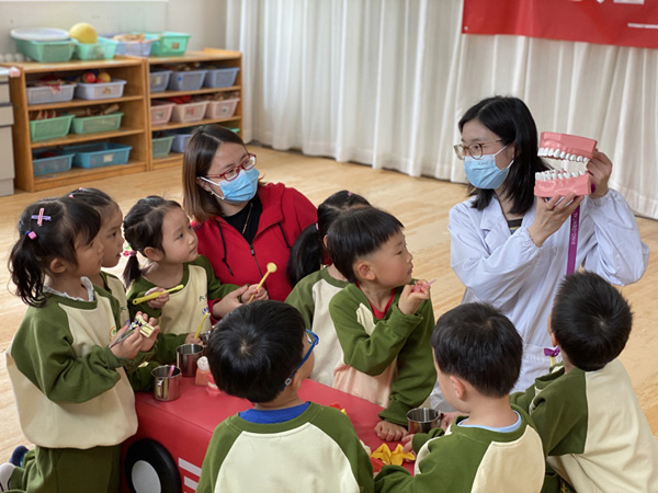 校社联动 中国牙病防治基金会携手北京市大地实验幼儿园开展儿童龋齿预防讲座