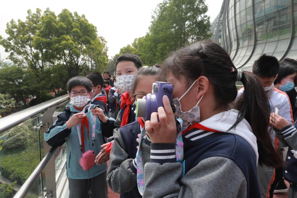 拍立得镜头下的红色之旅 上海市长青学校开展富士instax摄影体验课