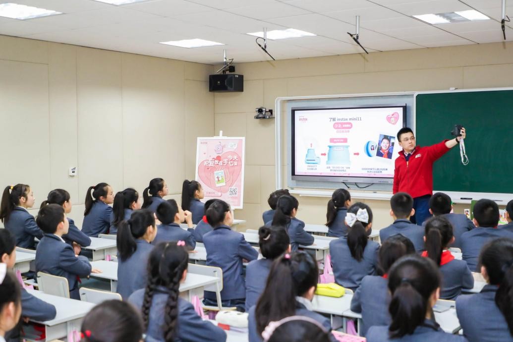 富士instax摄影体验基地走进七宝实验小学 校企合作推进美育教育