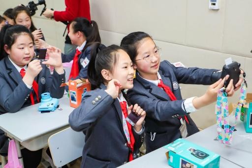 富士instax摄影体验基地走进七宝实验小学 校企合作推进美育教育