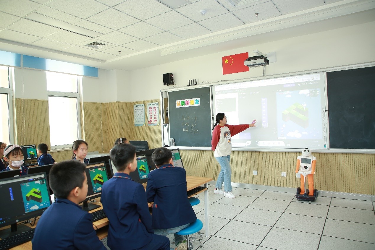 青岛市信息技术与教育教学深度融合交流会举办，九大学科观摩课各展风采