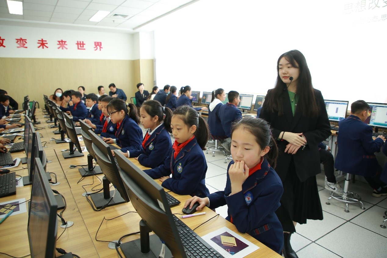 青岛市信息技术与教育教学深度融合交流会举办，九大学科观摩课各展风采