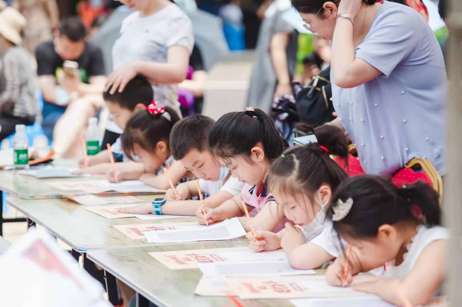 优墨学子书写华彩篇章，笔墨生辉共庆建党百年