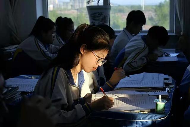 家长建议：希望学校实行996工作制，不给校外辅导班补课的时间