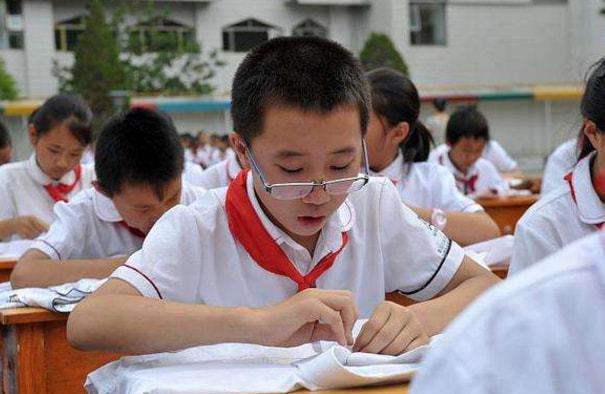 山东某小学生上课躺在地上睡觉，老师习以为常，究竟有什么来头