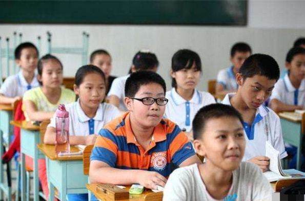 山东某小学生上课躺在地上睡觉，老师习以为常，究竟有什么来头