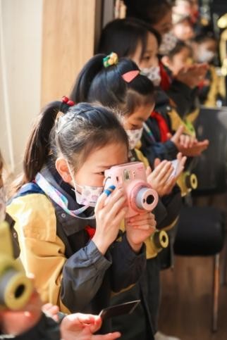 深耕艺术教育的种子 爱菊小学举办富士instax儿童摄影基地授牌仪式