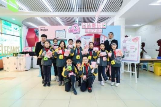 深耕艺术教育的种子 爱菊小学举办富士instax儿童摄影基地授牌仪式