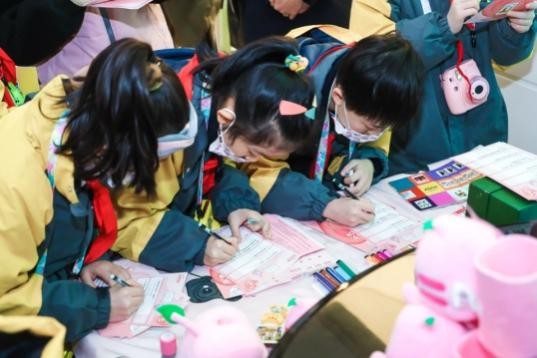 深耕艺术教育的种子 爱菊小学举办富士instax儿童摄影基地授牌仪式