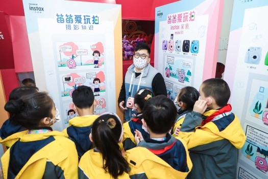 深耕艺术教育的种子 爱菊小学举办富士instax儿童摄影基地授牌仪式