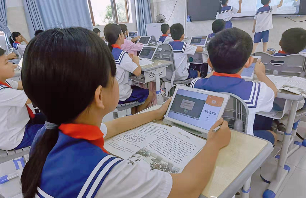 让课堂教学“易”起来——三亚市海棠区洪风小学举行“智慧课堂”启动仪式暨“语、数、英”混合式教学展示课活动