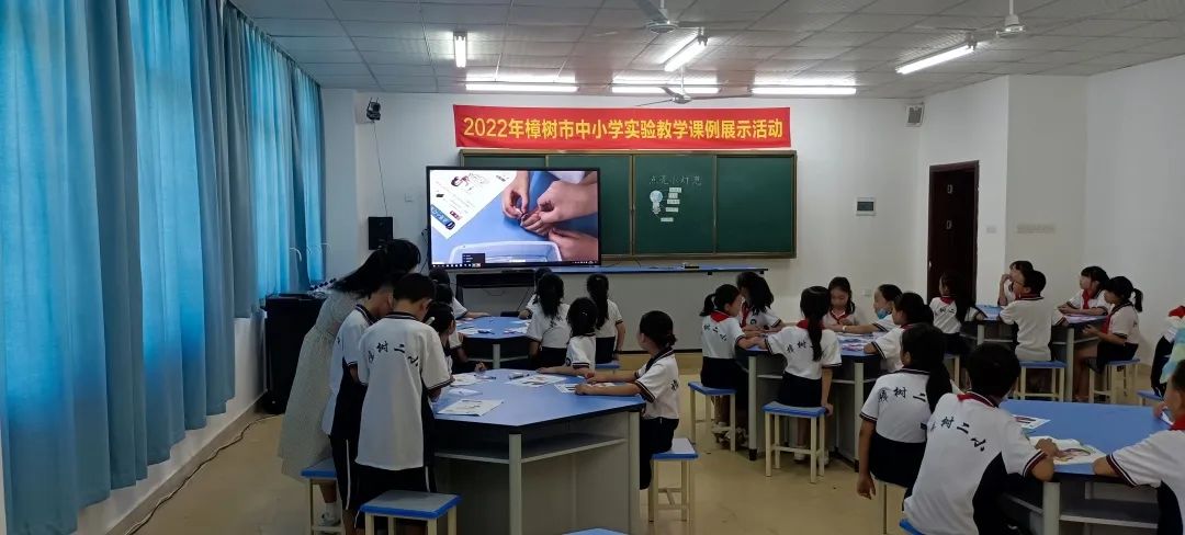 鸿合信息化教学设备携手樟树市教育体育局，助力樟树市中小学实验教学再升级！