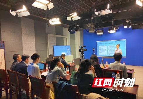 湖南省基础教育信息化应用展示交流“1+1直播课”活动成功举办