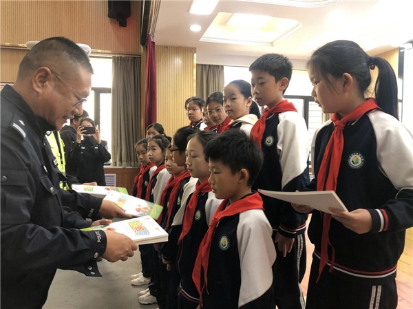 宇泽慈心“让孩子平安回家”爱心传递走进呼市绿地小学