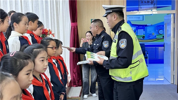 宇泽慈心“让孩子平安回家”爱心传递走进呼市绿地小学