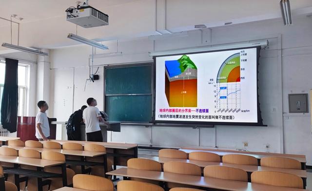 深化科教融合，NEC投影机与西安石油大学共筑智慧校园