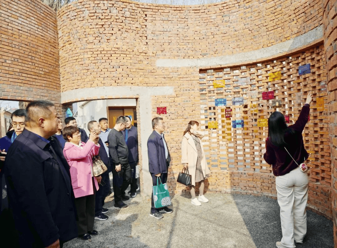 潍坊教育部门一行访问爱哲学校：有爱、有哲、能安民，有未来 