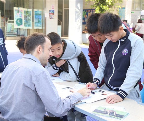 广东省名校长再次出任，探索中西合璧的国际化教育