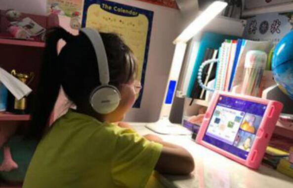 最暖心父亲节礼物：VIPKID小学员换取恐龙模型送老爸