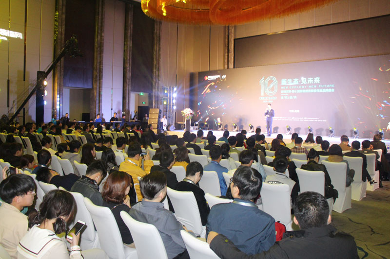 荣耀十年 科技助力中国教育轻装前行