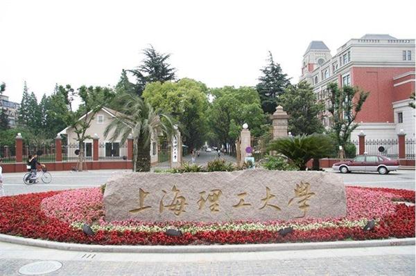 AI人工智能落地沪上高校，上海理工大学新生体验智能迎新