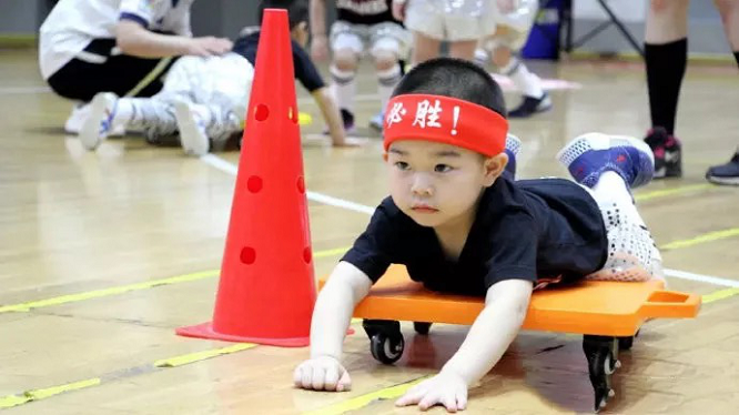 凯斯幼儿园：尊重孩子特有的游戏阶段