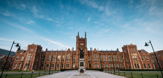 英国女王大学包机接中国学生入学！