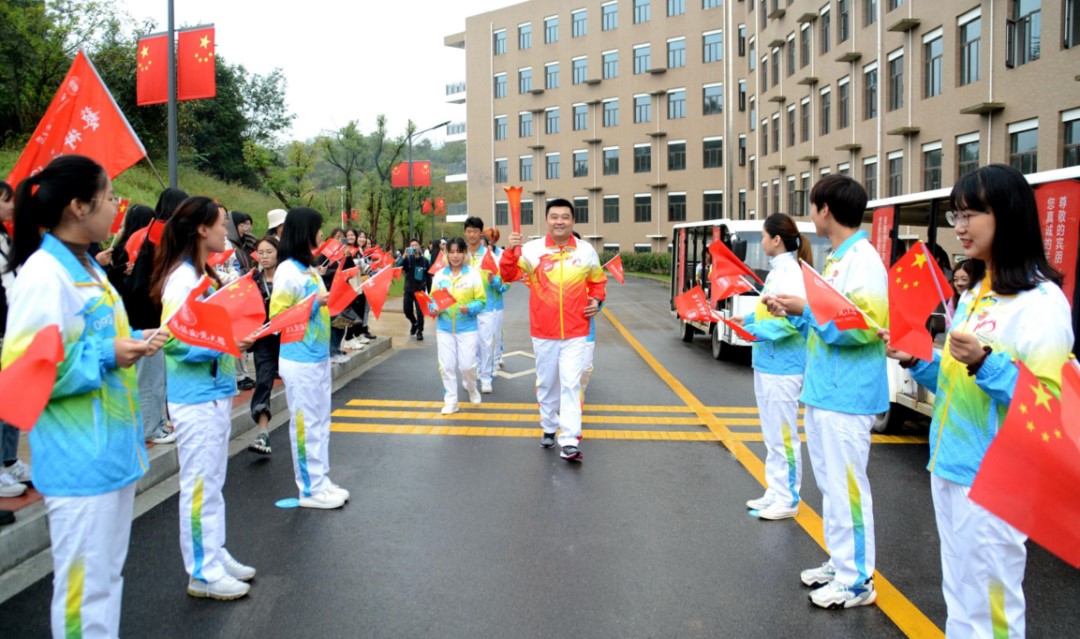 景德镇陶瓷大学110周年窑火传递，“传陶业圣火,庆百十华诞”