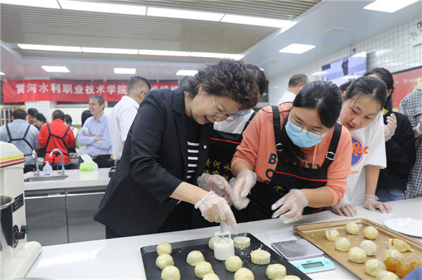 黄河水利职业技术学院开展“我陪学生过双节”活动