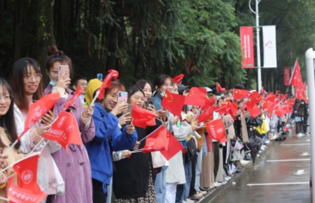 景德镇陶瓷大学110周年窑火传递，“传陶业圣火,庆百十华诞”