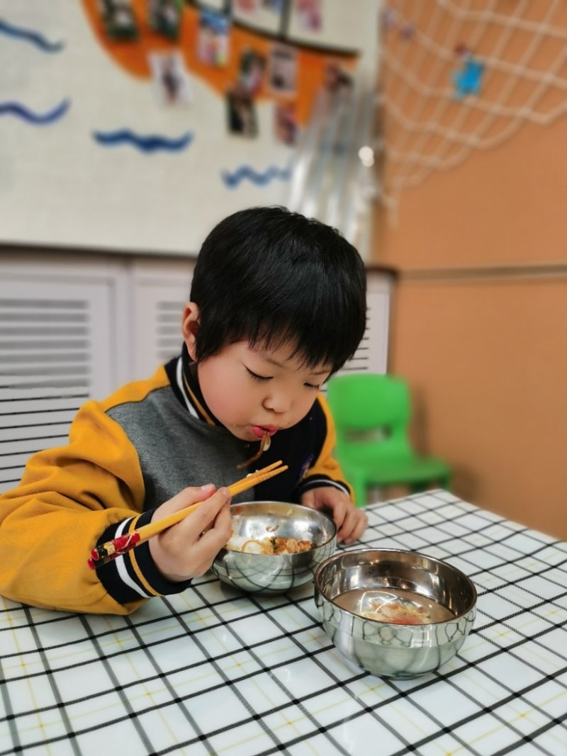 为什么两岁幼儿能够熟练使用筷子？