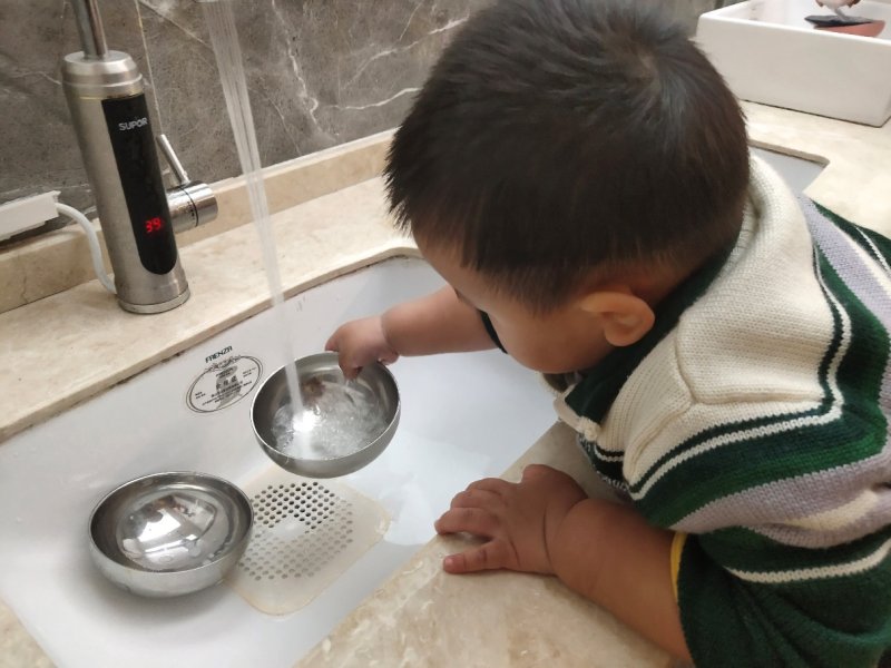 两岁幼儿饭后为何能独立洗碗？