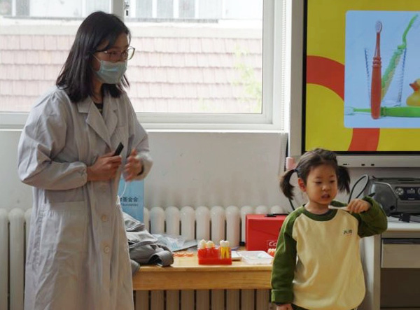 校社联动 中国牙病防治基金会携手北京市大地实验幼儿园开展儿童龋齿预防讲座