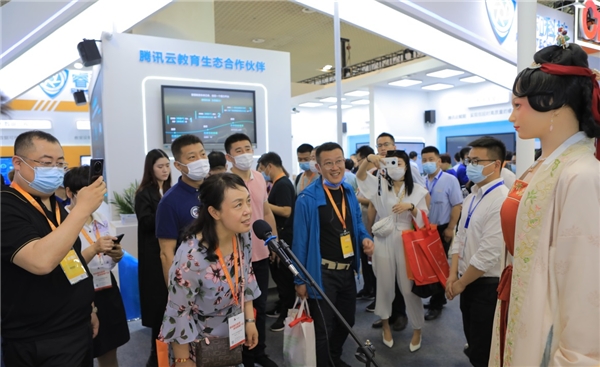 中国教育装备展在厦门举办 网龙实力演绎未来教育图景