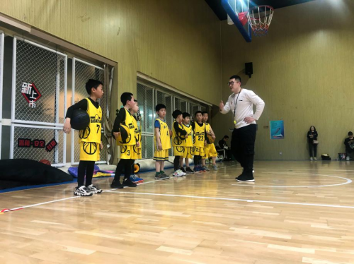 CBA决赛首场开赛，动因体育小学员应邀参与小球童选拔