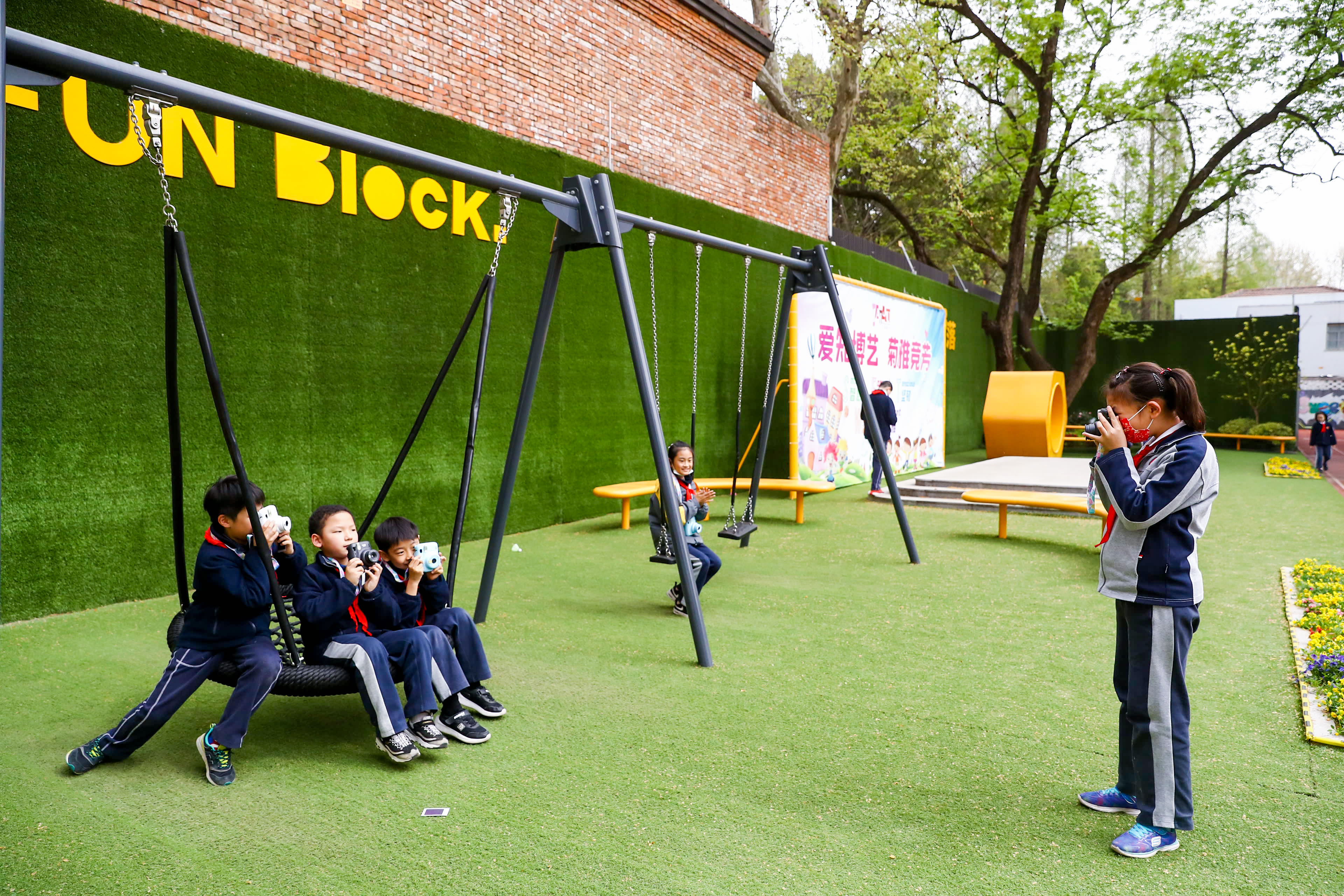 摄影课程全面升级 富士instax教育X爱菊小学摄影体验基地正式开课
