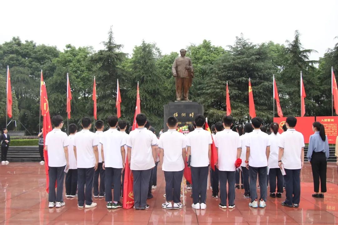 文郡洋沙湖中学学子五四传承先烈任弼时精神