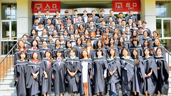 中国医科大学-英国女王大学联合学院(CQC)的线上毕业典礼迎来历届最多的毕业生