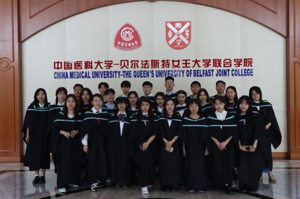 中国医科大学-英国女王大学联合学院(CQC)的线上毕业典礼迎来历届最多的毕业生