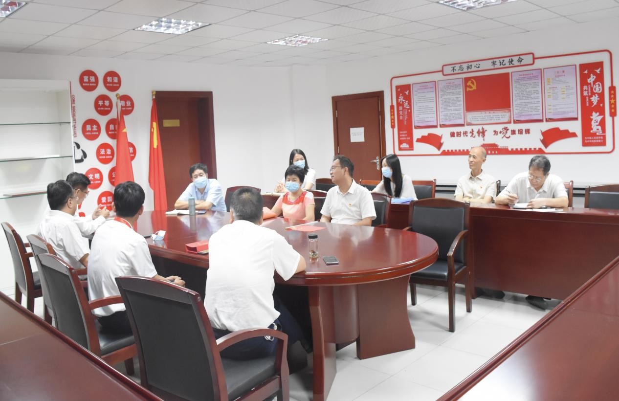 学校开展“不忘初心，坚定跟党走”老党员座谈会暨“七一”慰问活动