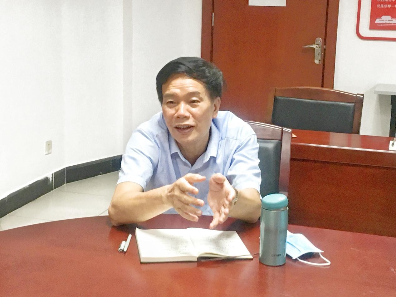 学校开展“不忘初心，坚定跟党走”老党员座谈会暨“七一”慰问活动