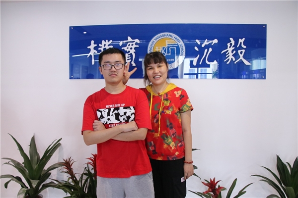 达90人,杜青云同学以718摘取湖南省理科第一名,文科生朱施蓉录取北大