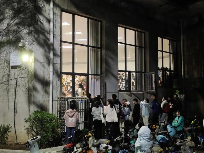 扒墙翻窗也要听？武汉大学“恋爱心理学”课程受到学生热捧