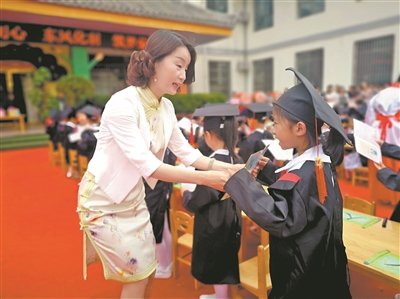 在爱与平凡中呵护幼儿成长