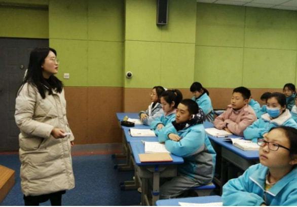 山东某小学生上课躺在地上睡觉，老师习以为常，究竟有什么来头